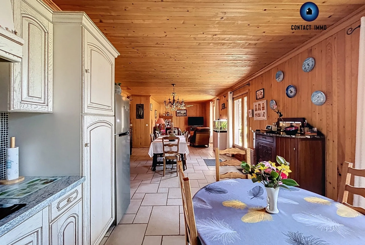 Charmant chalet en bois massif avec piscine et grand terrain à Beynat 