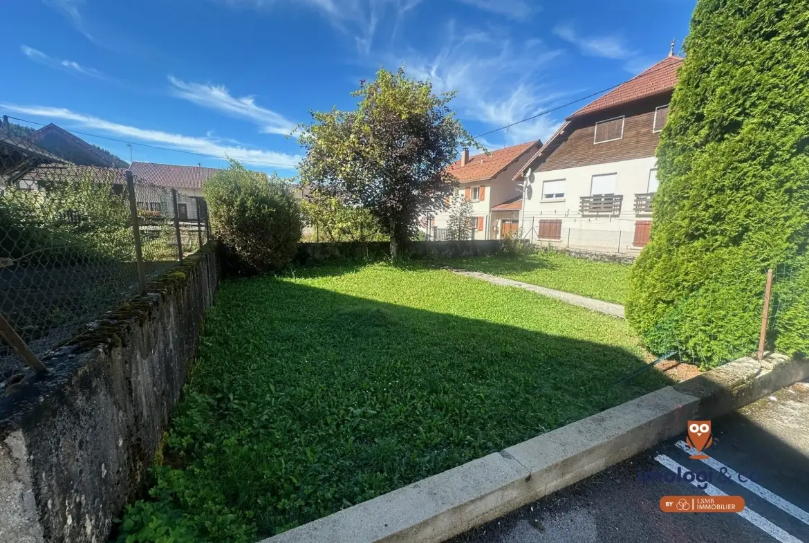 Maison à rénover avec potentiel d'aménagement et terrain constructible à Sombacour 