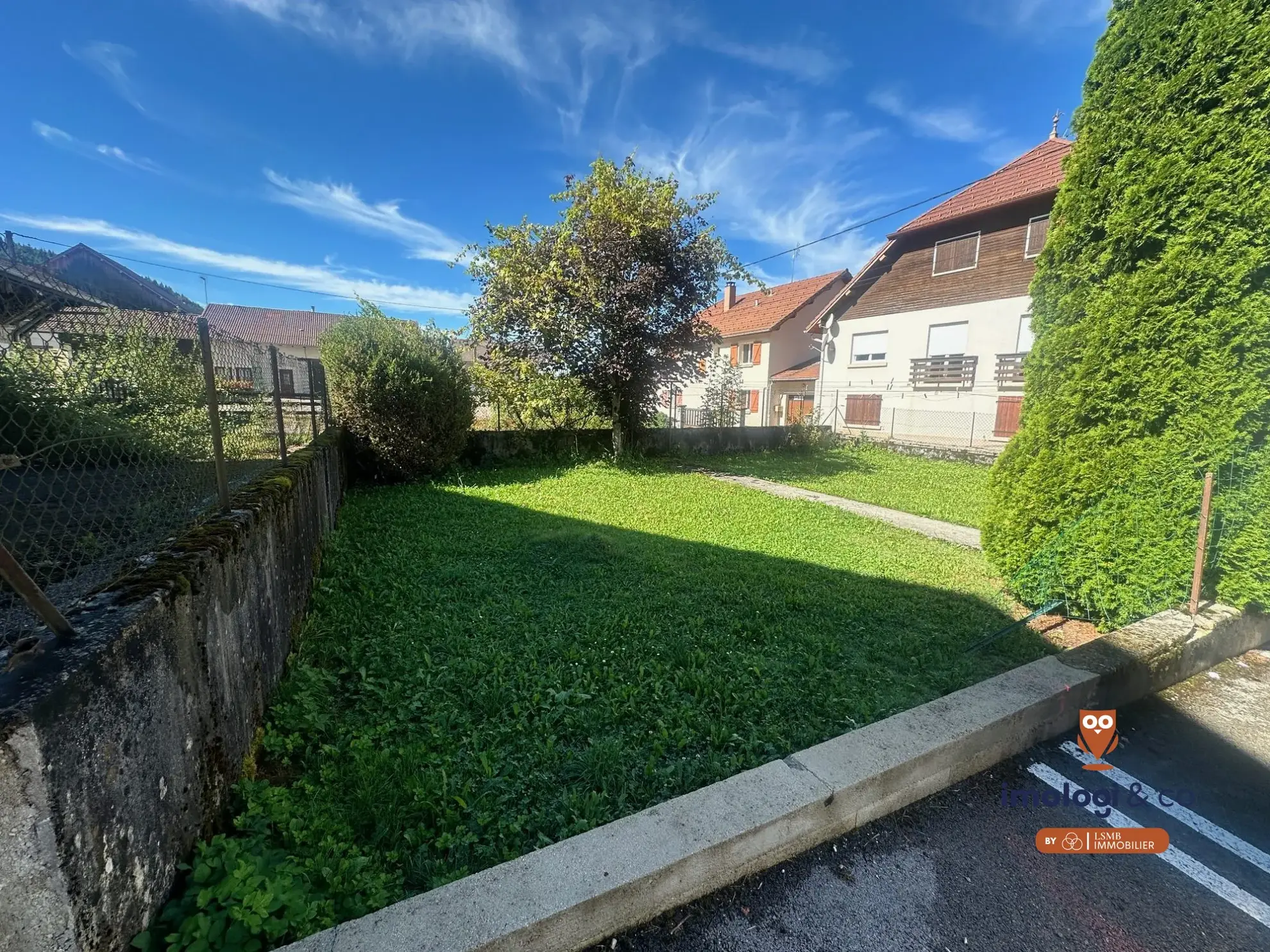 Maison à rénover avec potentiel d'aménagement et terrain constructible à Sombacour 
