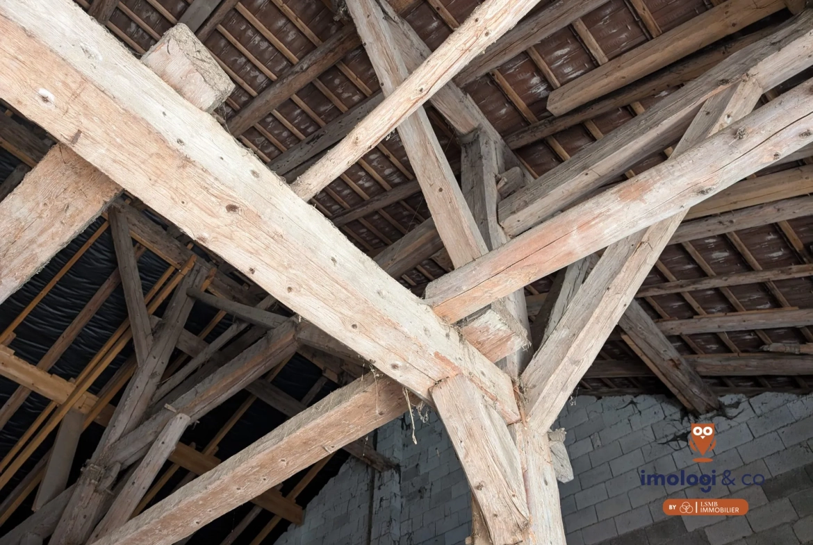 Maison à rénover avec potentiel d'aménagement et terrain constructible à Sombacour 