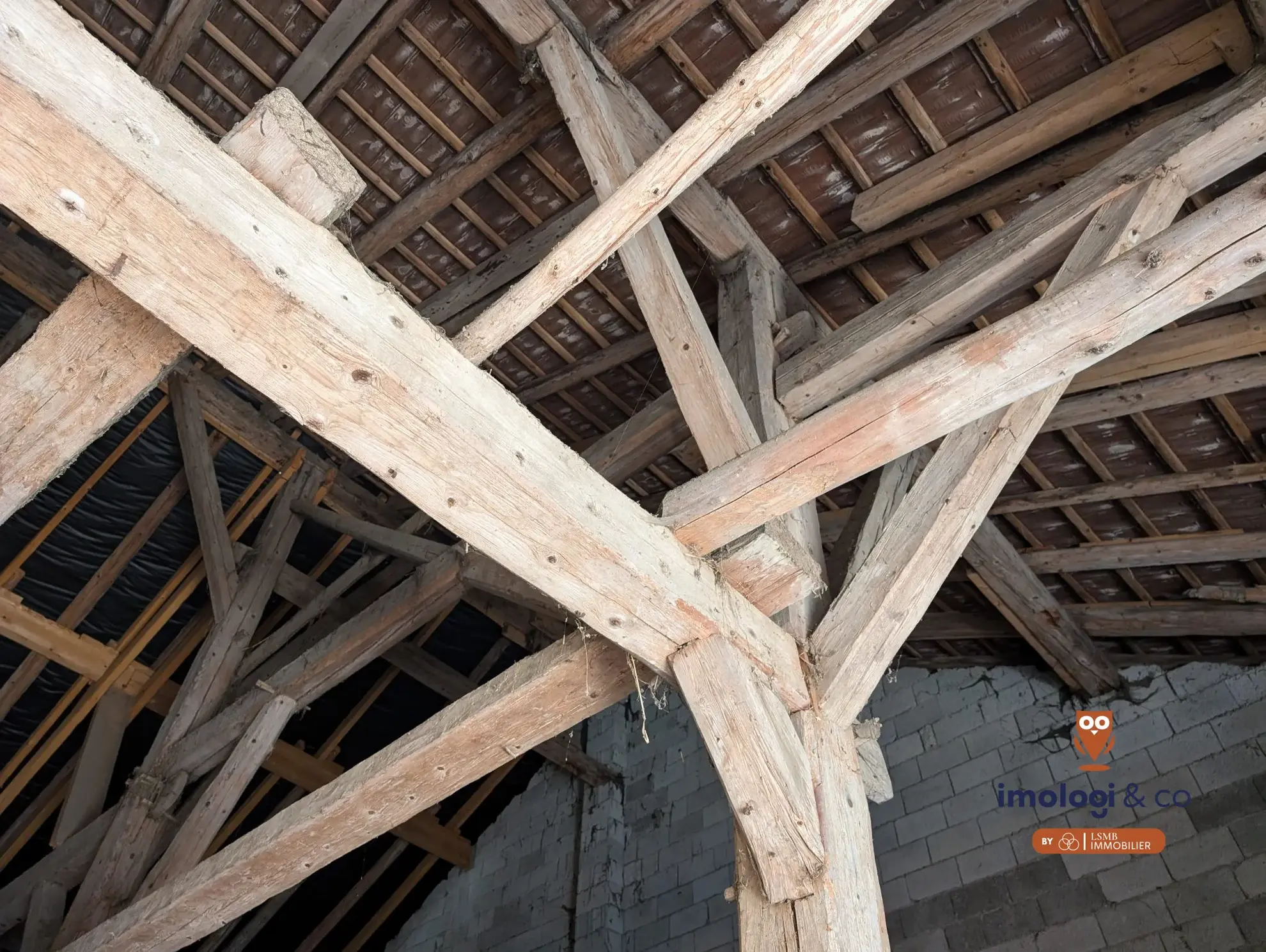Maison à rénover avec potentiel d'aménagement et terrain constructible à Sombacour 