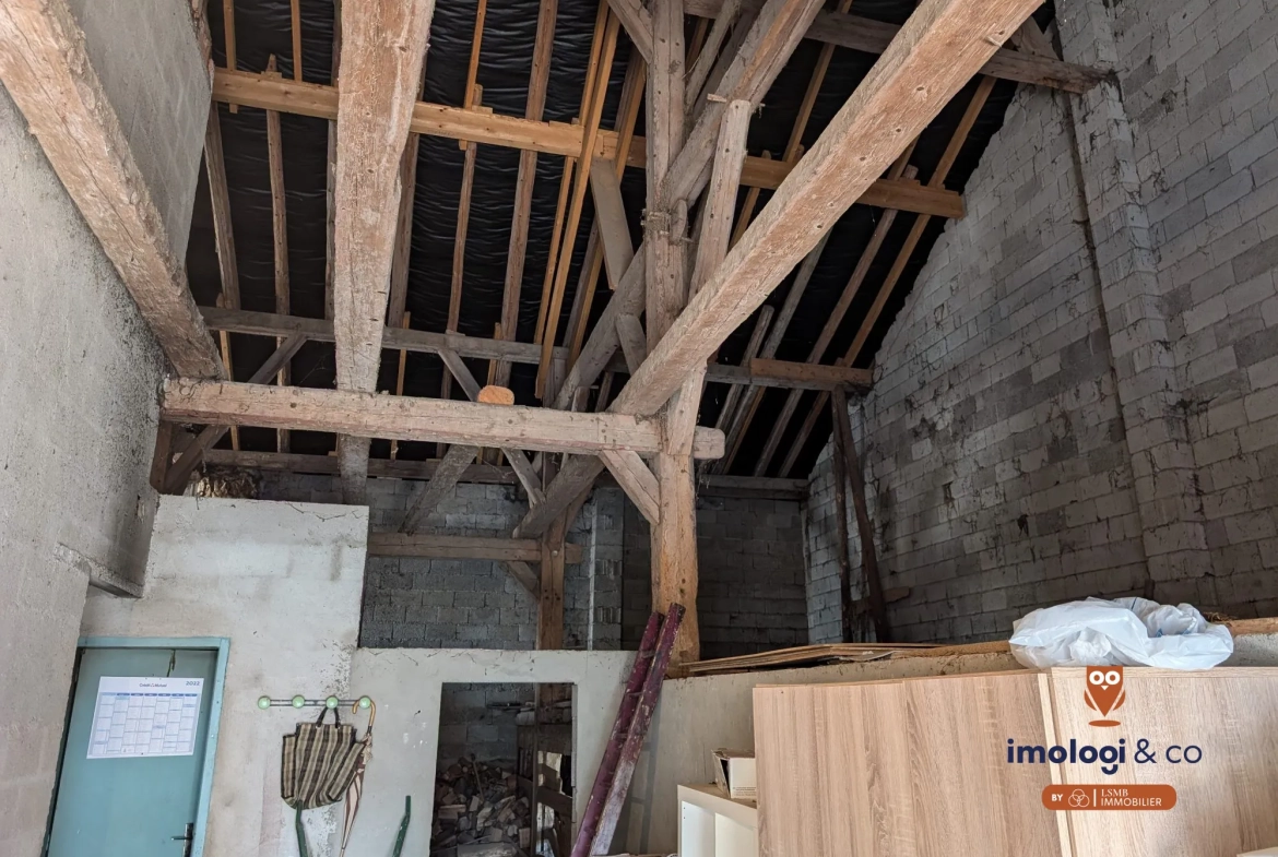 Maison à rénover avec potentiel d'aménagement et terrain constructible à Sombacour 