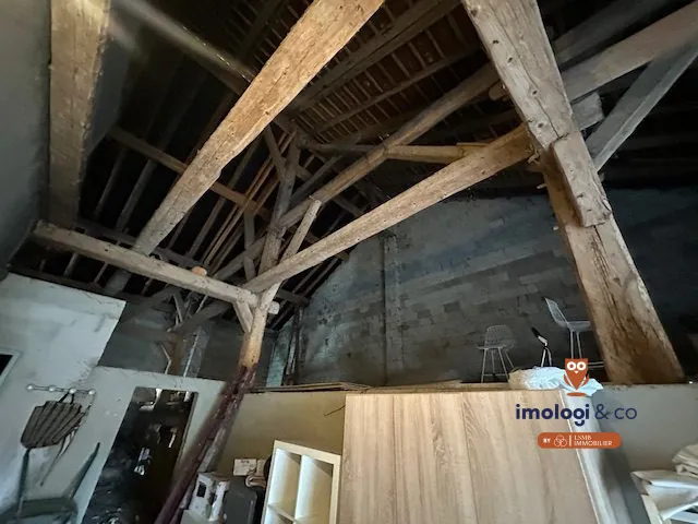 Maison à rénover avec potentiel d'aménagement et terrain constructible à Sombacour 
