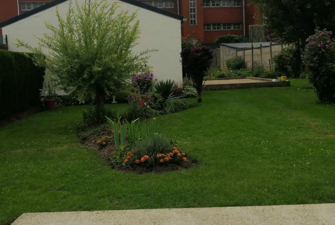 Maison de ville à Hirson avec terrain, garage et grand extérieur 