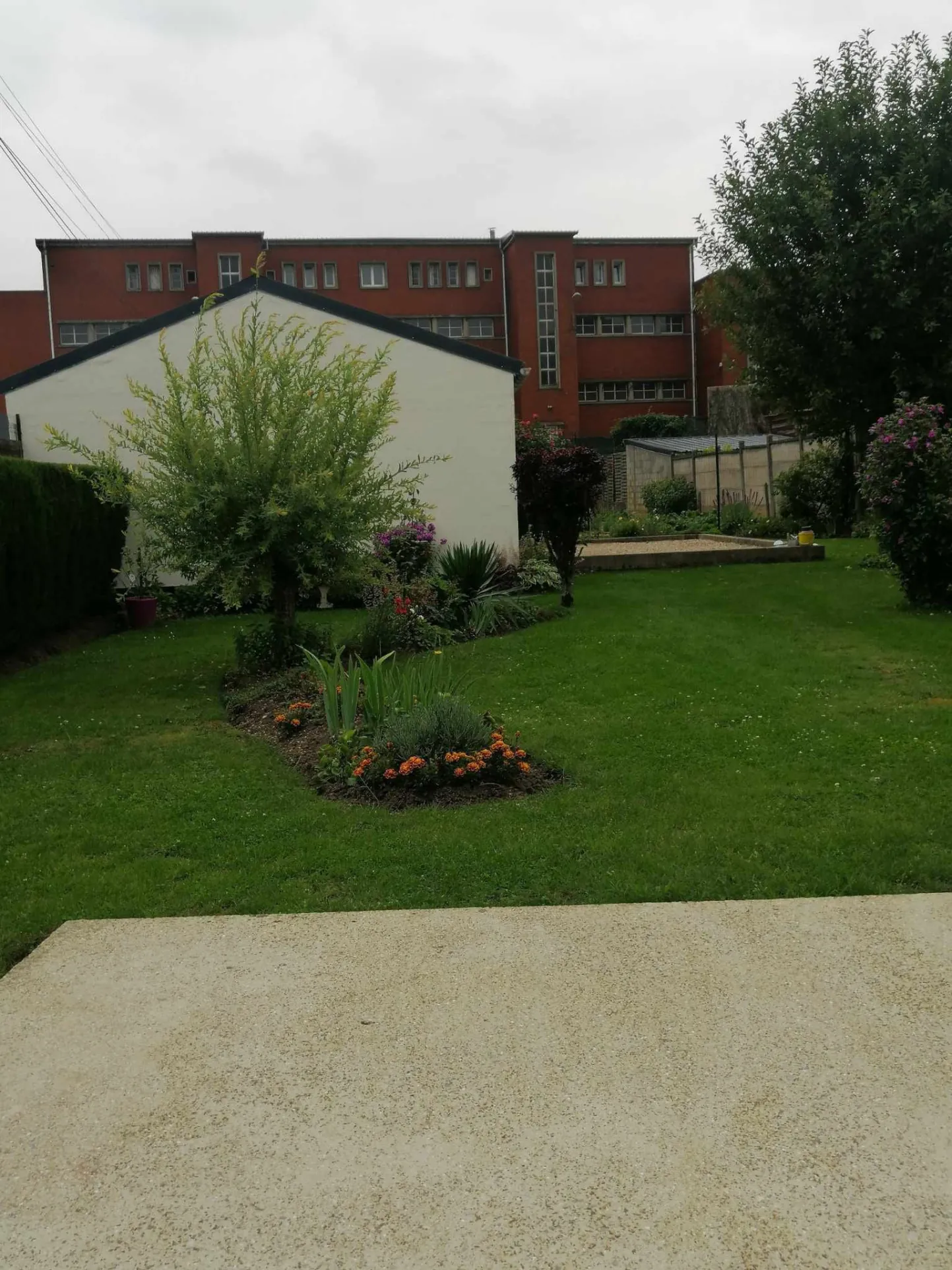 Maison de ville à Hirson avec terrain, garage et grand extérieur 