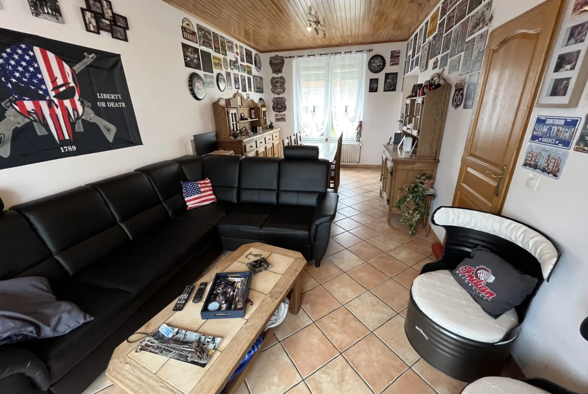 Maison de ville à Hirson avec terrain, garage et grand extérieur 