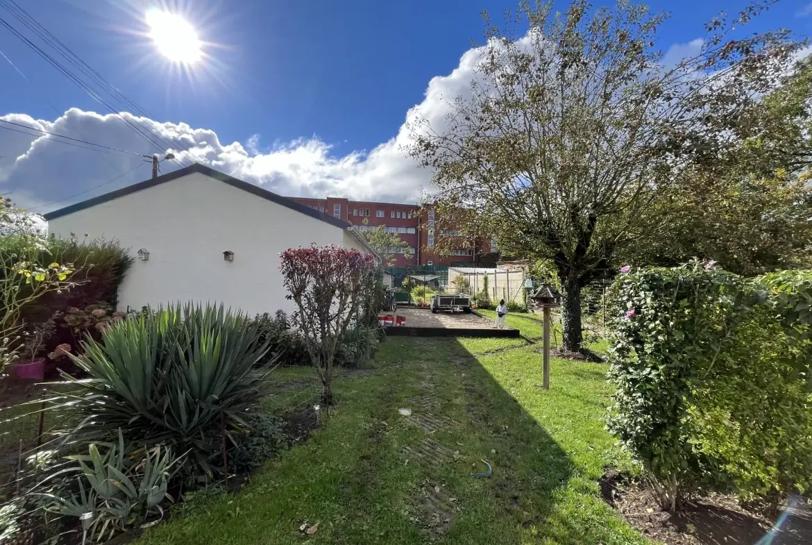 Maison de ville à Hirson avec terrain, garage et grand extérieur 