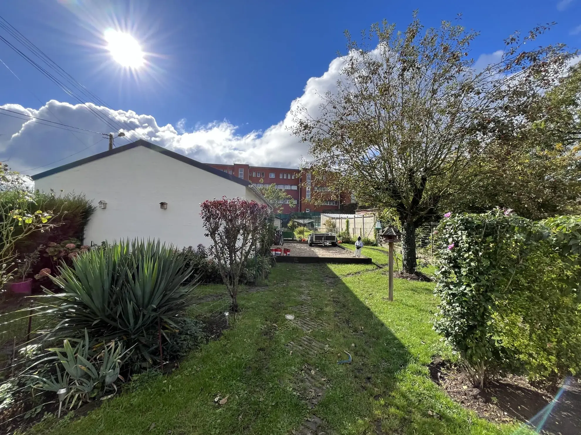 Maison de ville à Hirson avec terrain, garage et grand extérieur 
