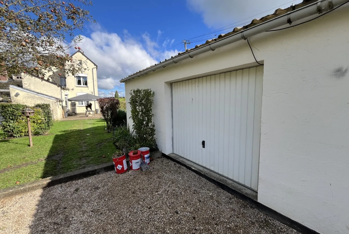 Maison de ville à Hirson avec terrain, garage et grand extérieur 