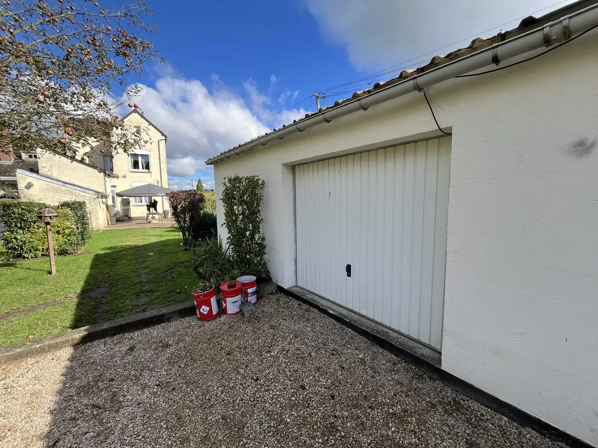 Maison de ville à Hirson avec terrain, garage et grand extérieur 