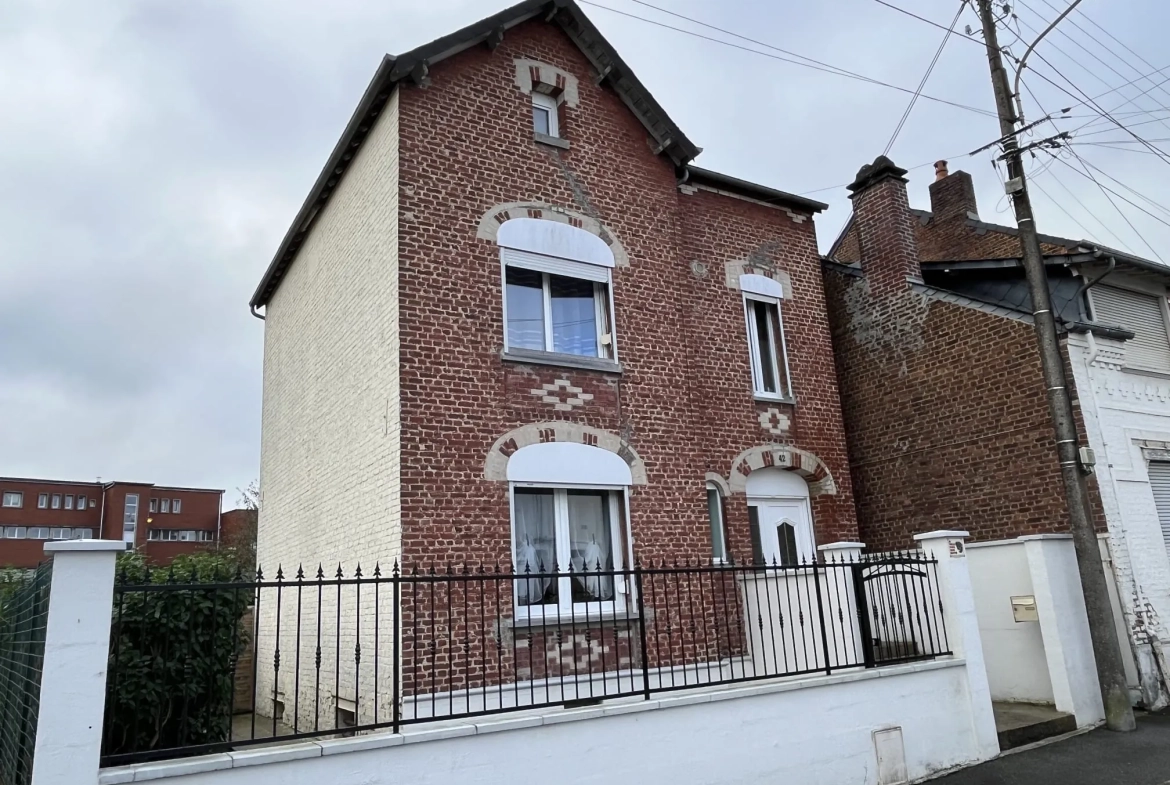 Maison de ville à Hirson avec terrain, garage et grand extérieur 