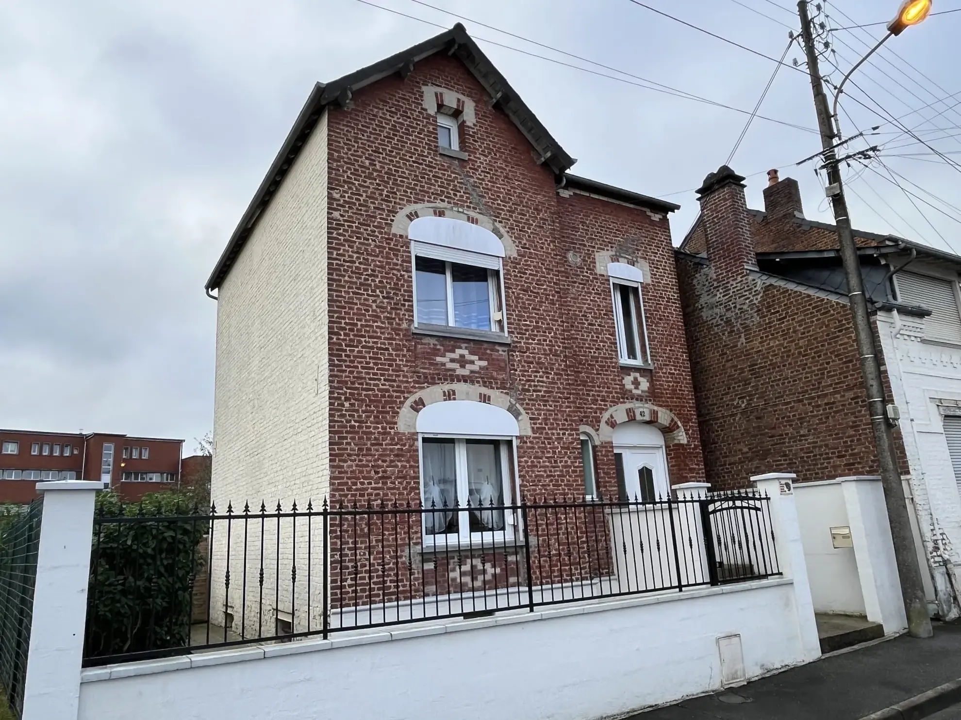 Maison de ville à Hirson avec terrain, garage et grand extérieur 