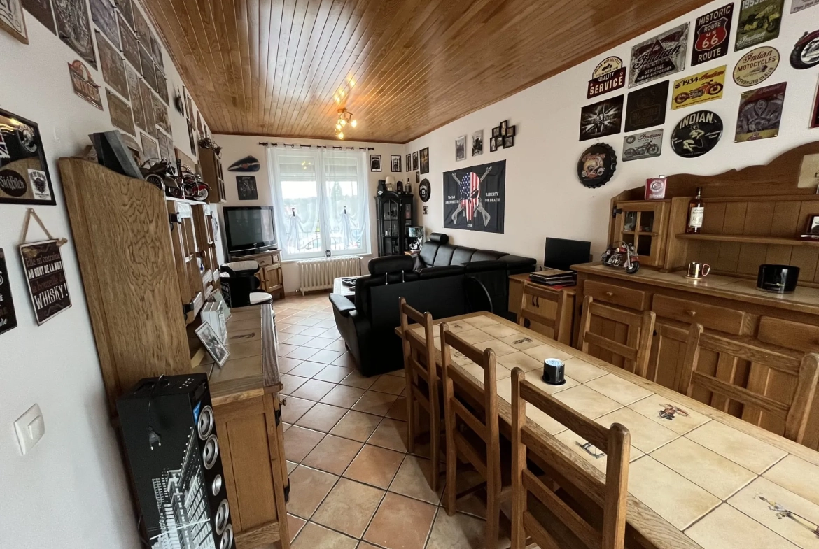Maison de ville à Hirson avec terrain, garage et grand extérieur 