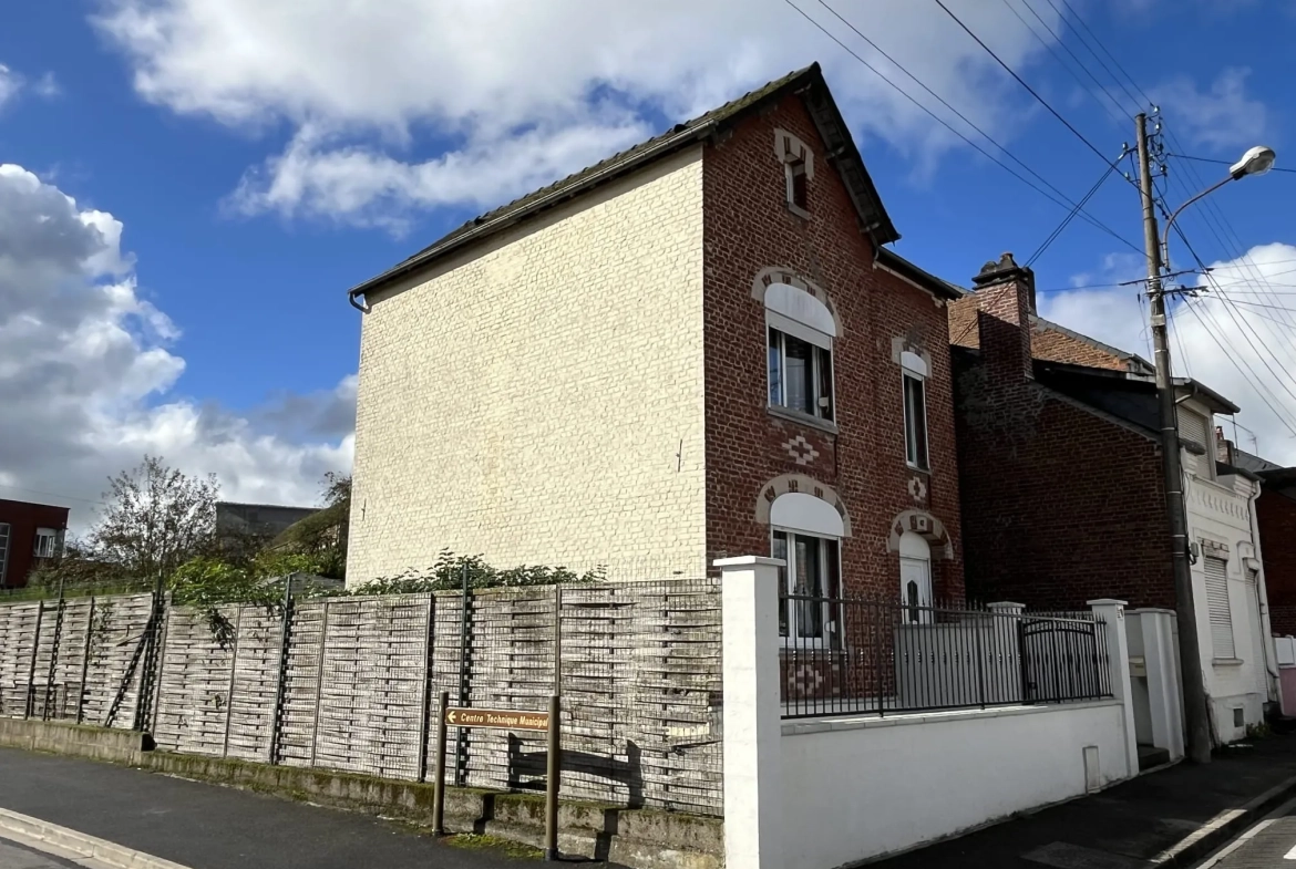 Maison de ville à Hirson avec terrain, garage et grand extérieur 