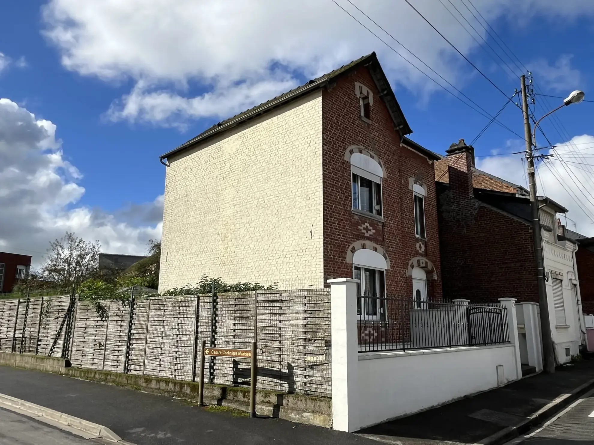 Maison de ville à Hirson avec terrain, garage et grand extérieur 