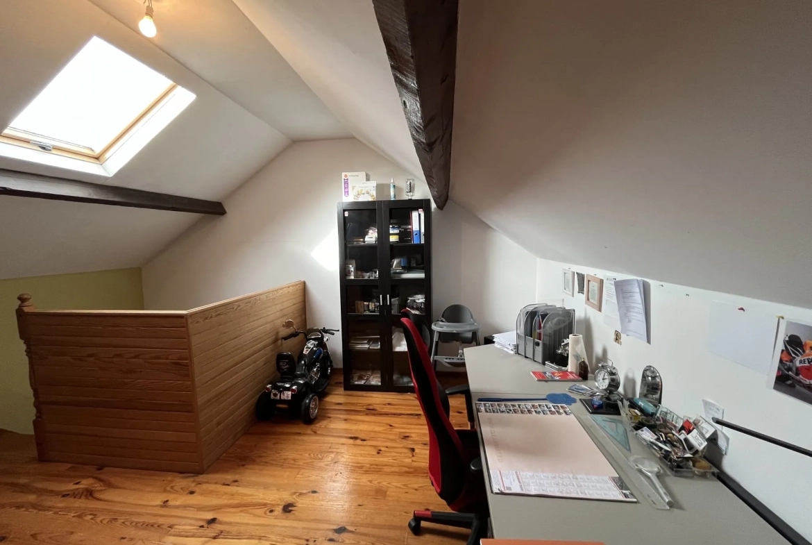 Maison de ville à Hirson avec terrain, garage et grand extérieur 