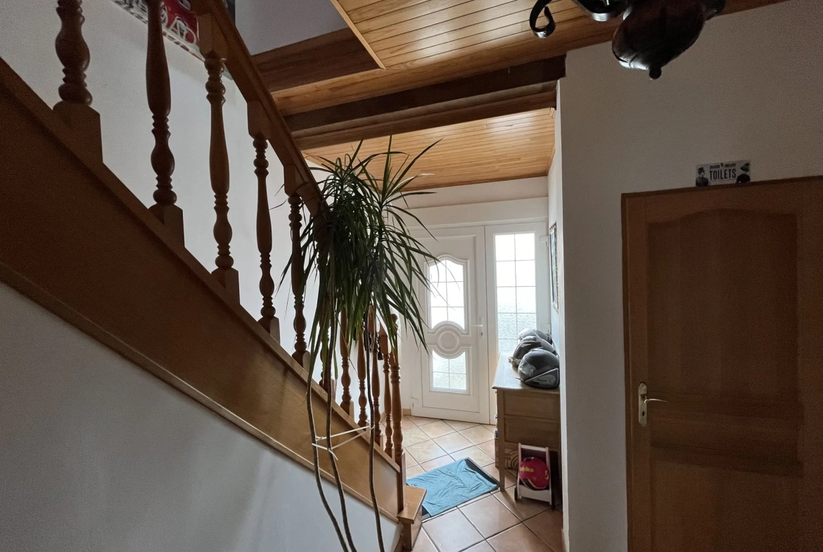 Maison de ville à Hirson avec terrain, garage et grand extérieur 