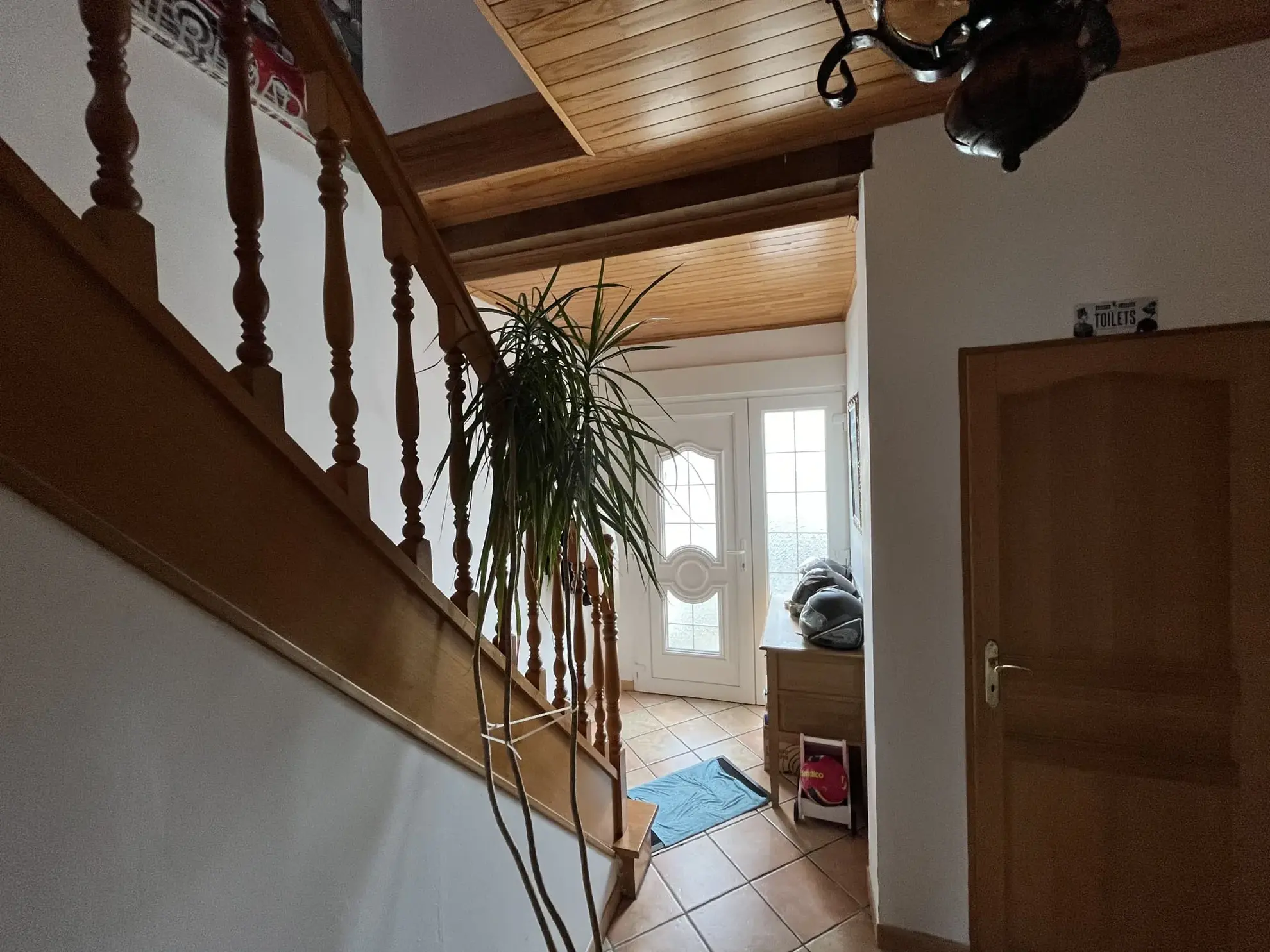 Maison de ville à Hirson avec terrain, garage et grand extérieur 