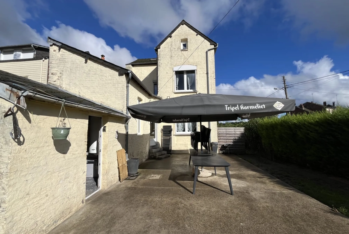 Maison de ville à Hirson avec terrain, garage et grand extérieur 