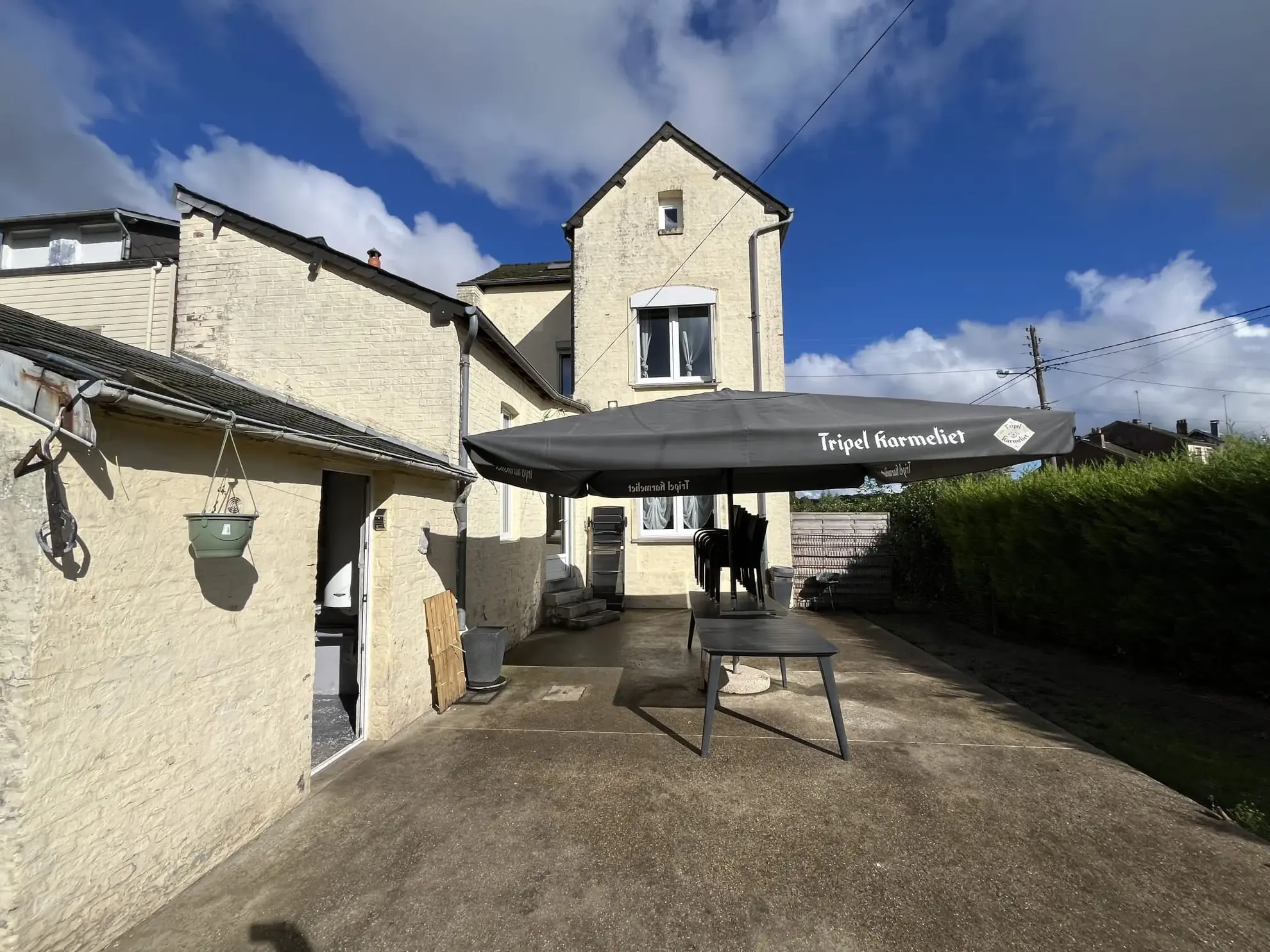 Maison de ville à Hirson avec terrain, garage et grand extérieur 