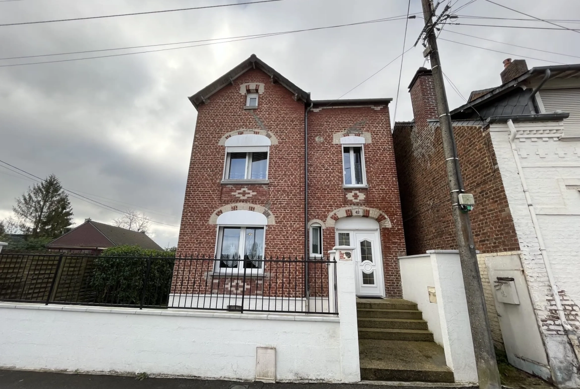 Maison de ville à Hirson avec terrain, garage et grand extérieur 