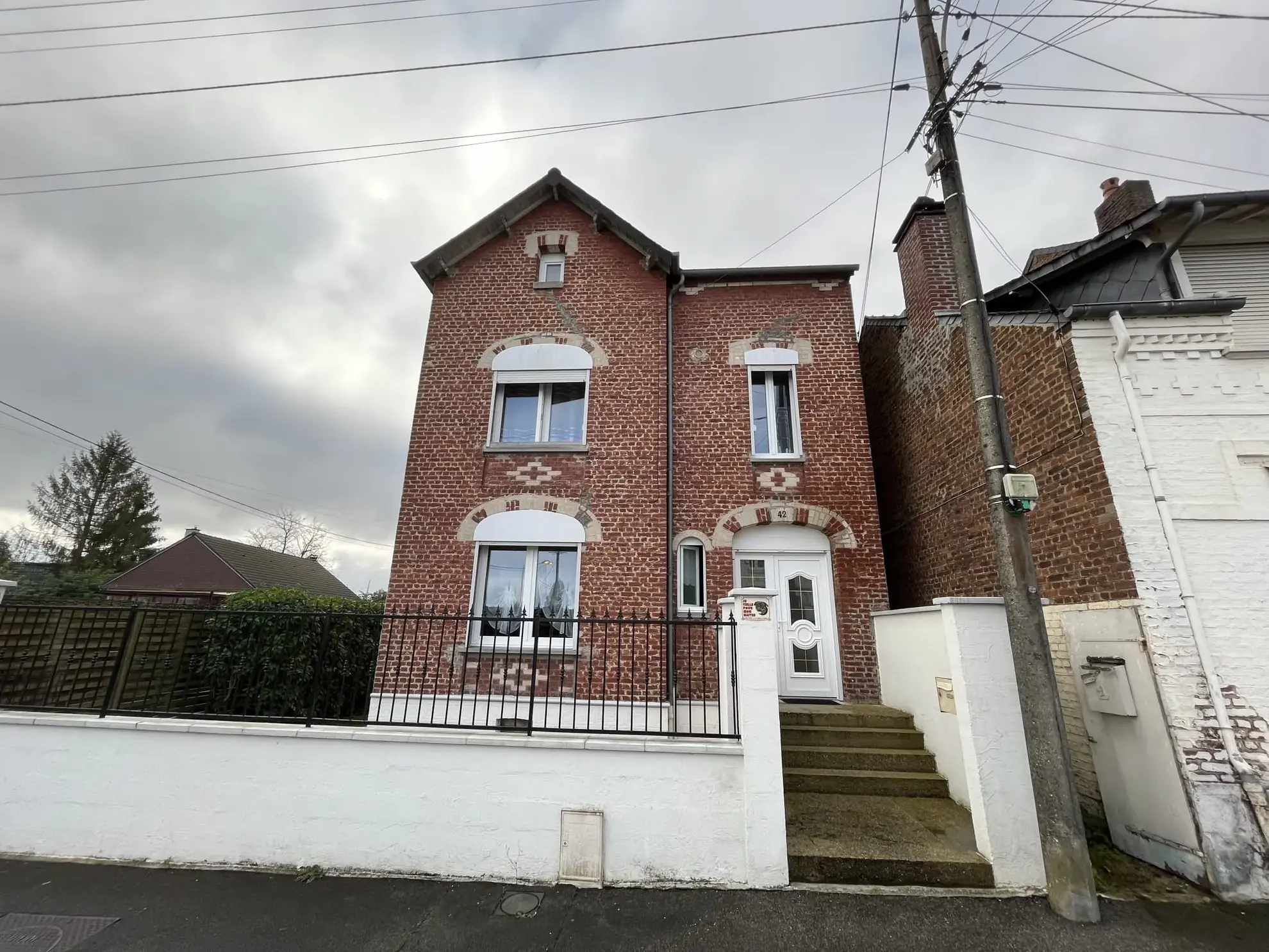 Maison de ville à Hirson avec terrain, garage et grand extérieur 