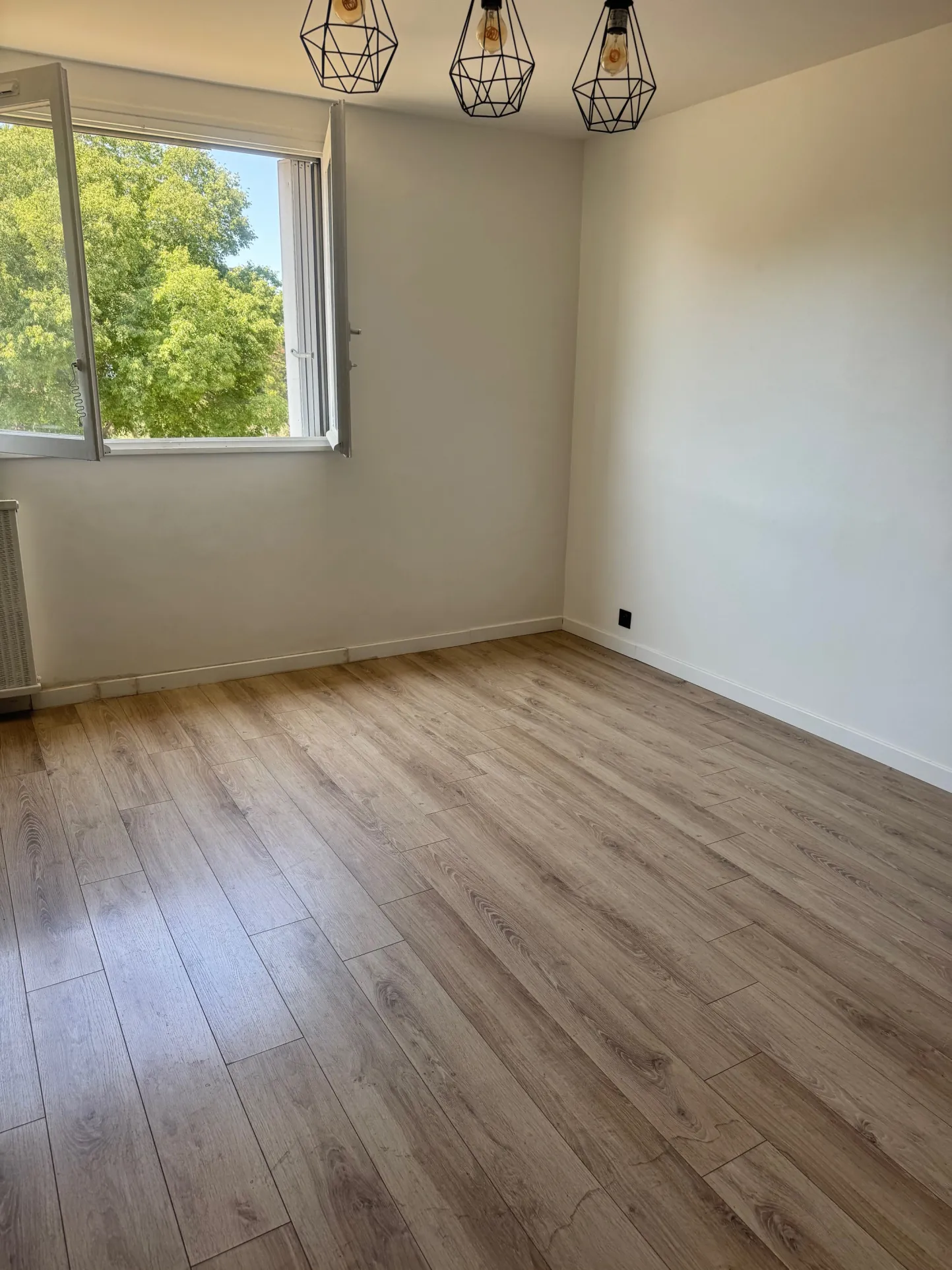Appartement 3 pièces rénové à Marseille 13010 avec parking et sécurité 