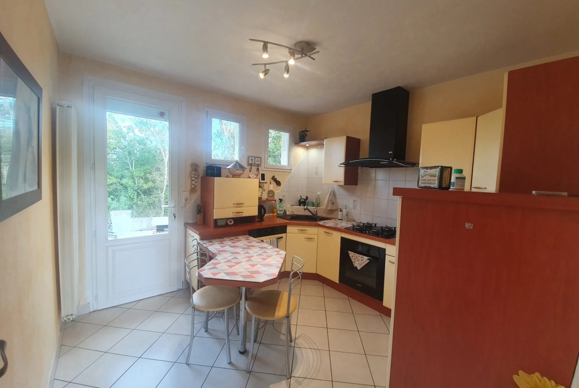 cuisine Maison de plain-pied à Néris-les-Bains avec jardin et terrasse 