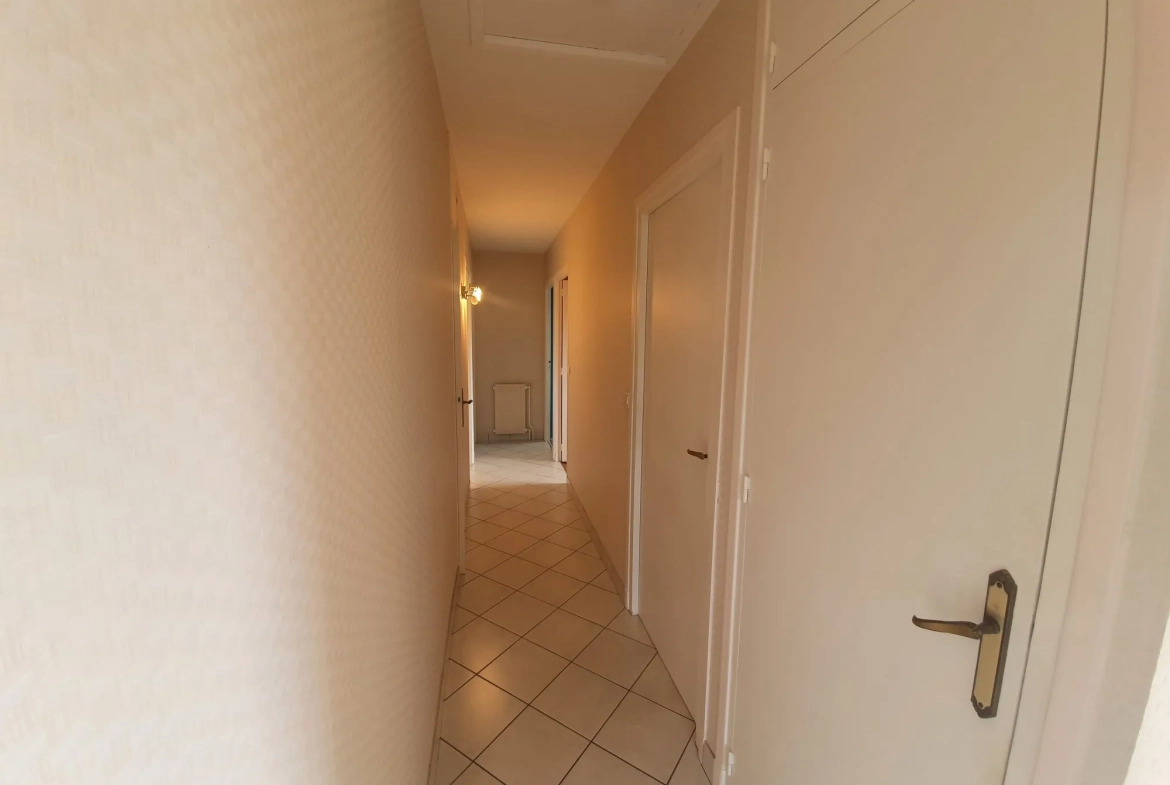 dégagement Maison de plain-pied à Néris-les-Bains avec jardin et terrasse 