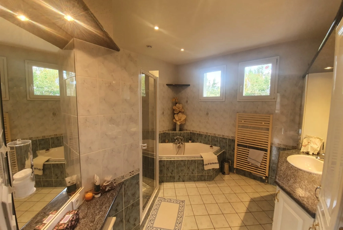 salle de bains et douche Maison de plain-pied à Néris-les-Bains avec jardin et terrasse 