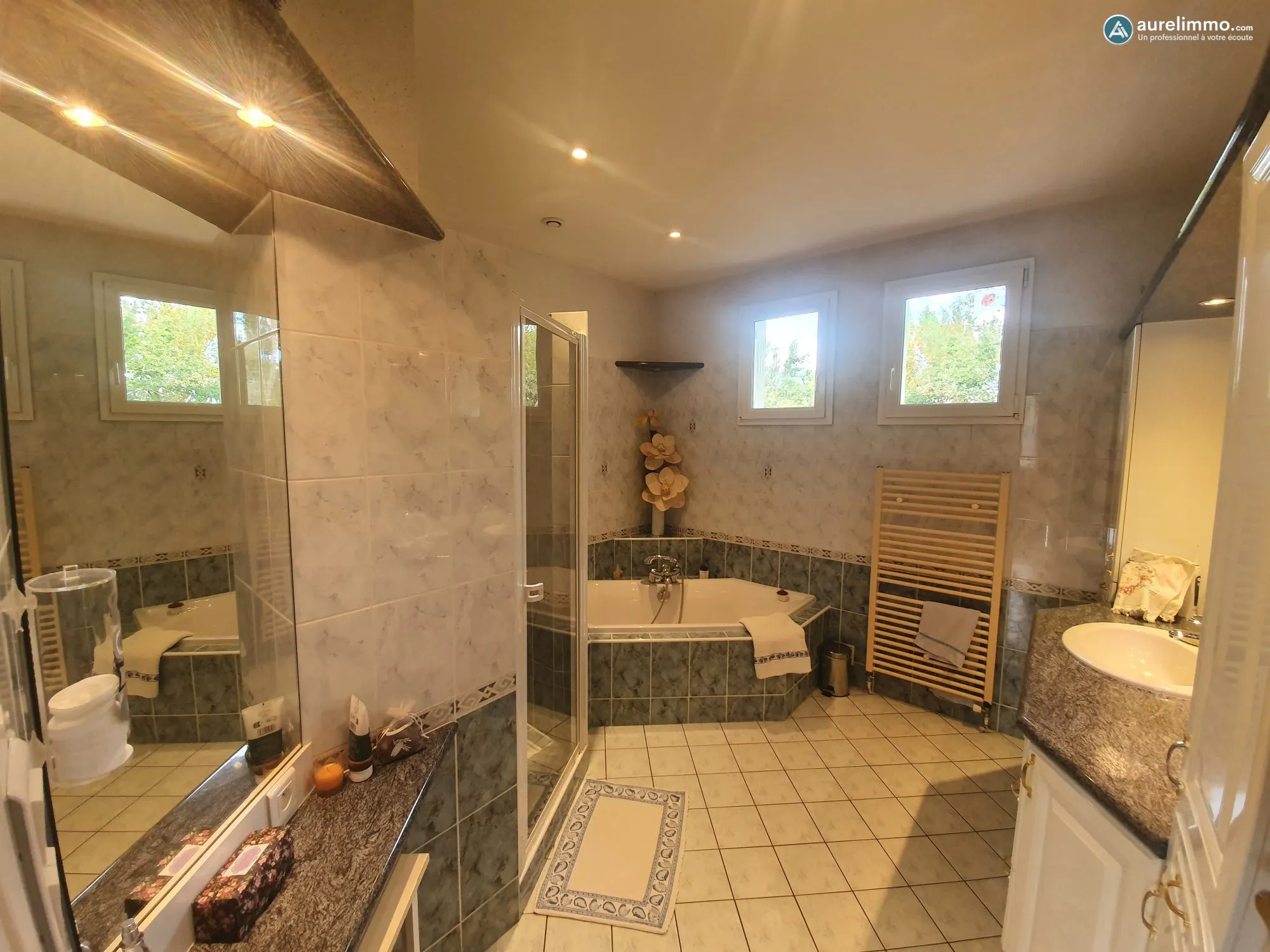 salle de bains et douche Maison de plain-pied à Néris-les-Bains avec jardin et terrasse 