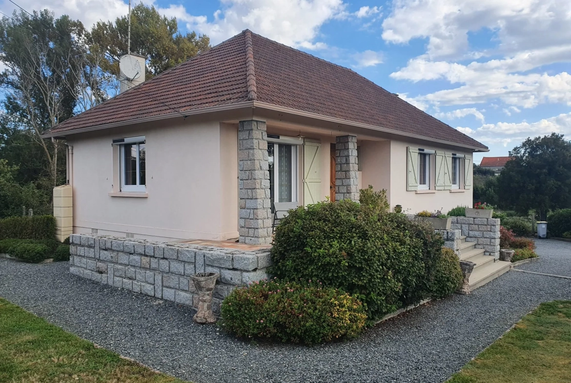 façade avant Maison de plain-pied à Néris-les-Bains avec jardin et terrasse 
