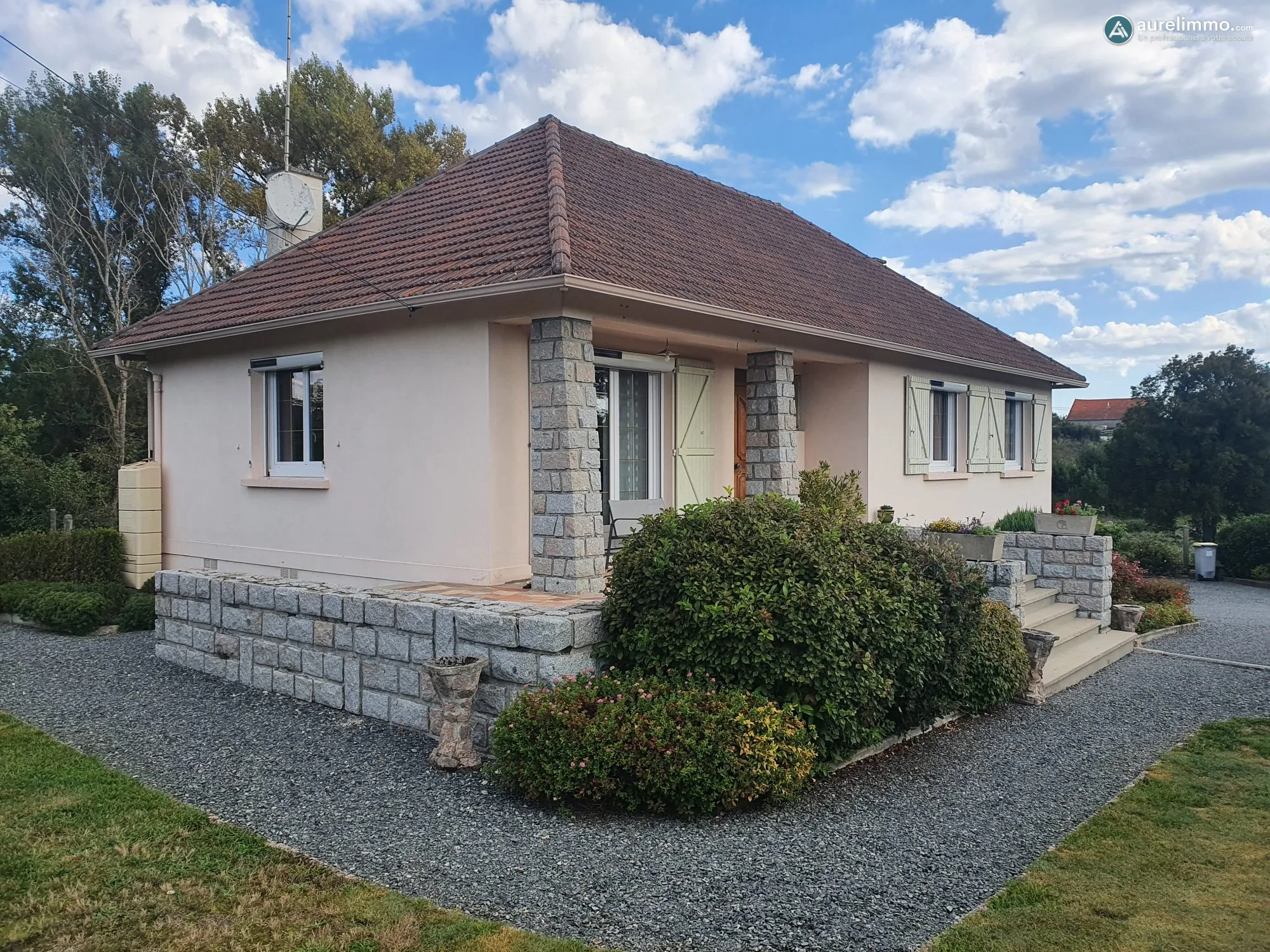façade avant Maison de plain-pied à Néris-les-Bains avec jardin et terrasse 