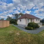 façade avant Maison de plain-pied à Néris-les-Bains avec jardin et terrasse
