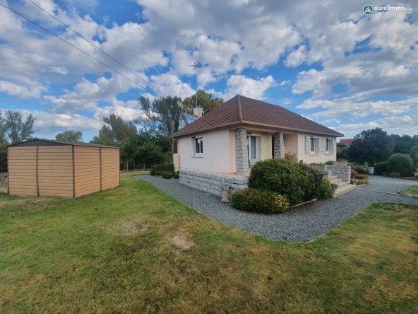 façade avant Maison de plain-pied à Néris-les-Bains avec jardin et terrasse