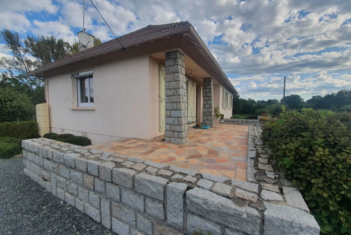 côté terrasse Maison de plain-pied à Néris-les-Bains avec jardin et terrasse 