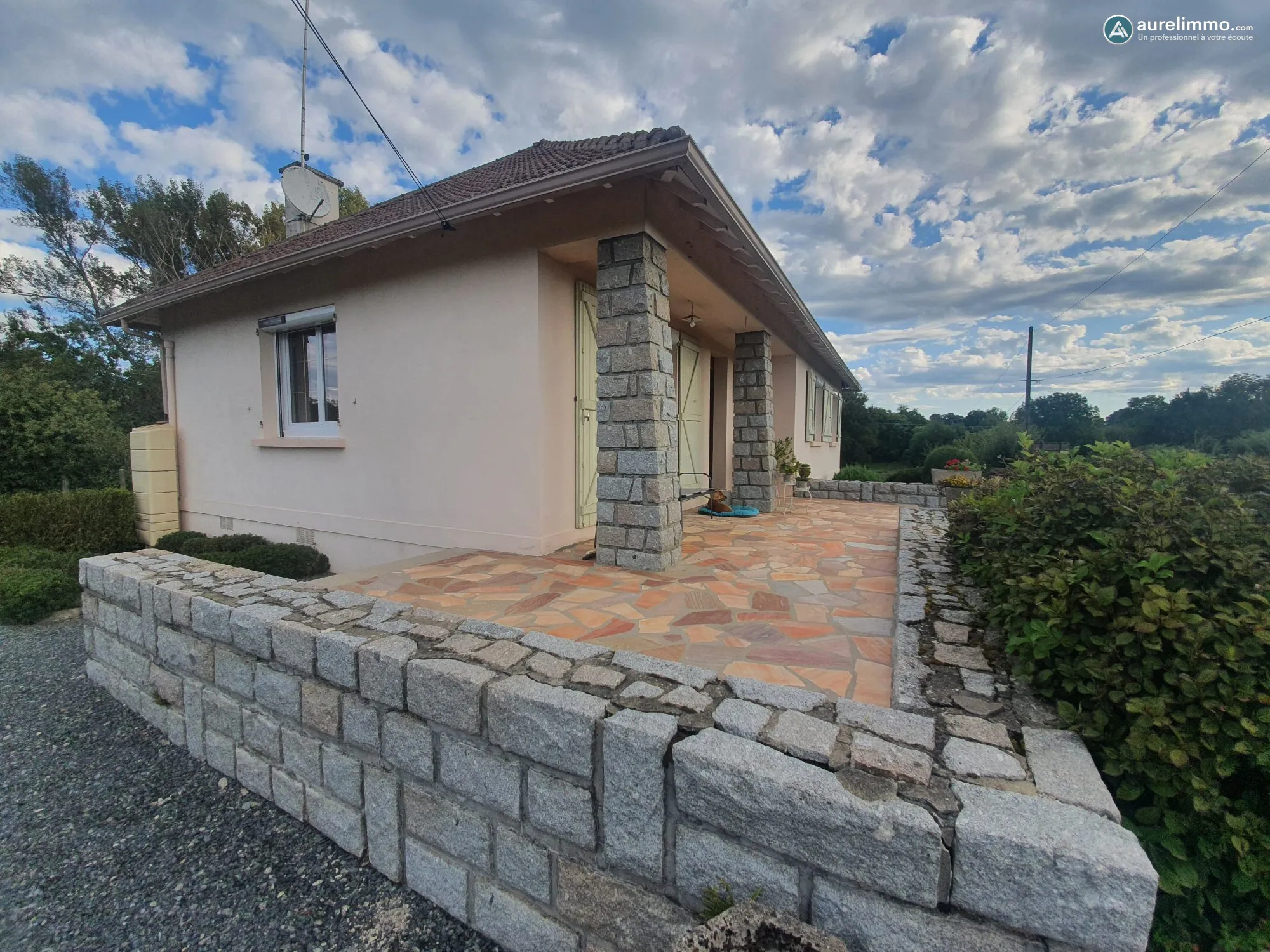 côté terrasse Maison de plain-pied à Néris-les-Bains avec jardin et terrasse 