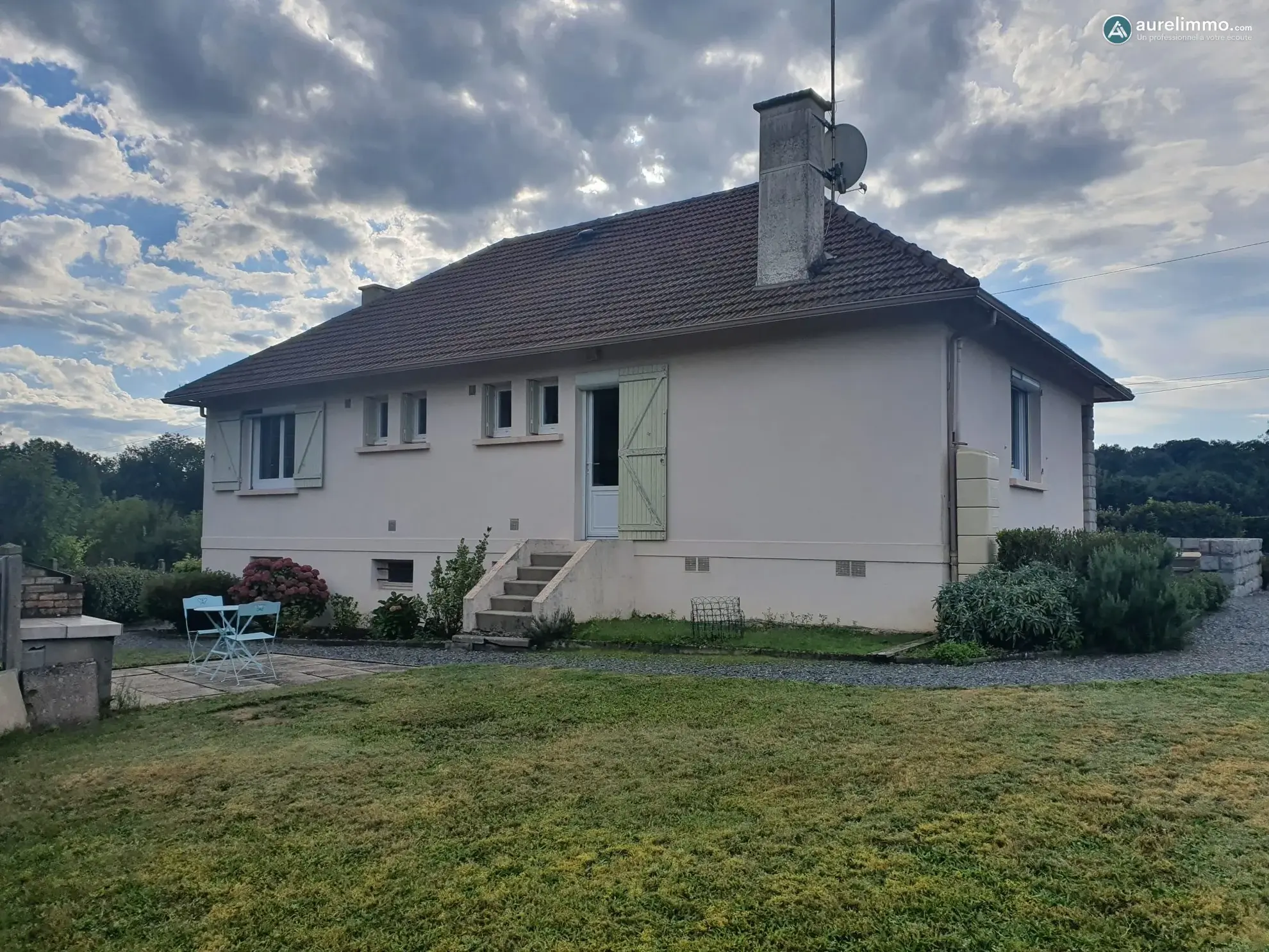 façade arrière Maison de plain-pied à Néris-les-Bains avec jardin et terrasse 