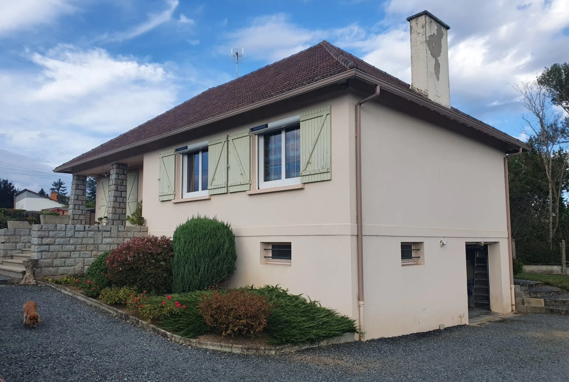 façade avant Maison de plain-pied à Néris-les-Bains avec jardin et terrasse 