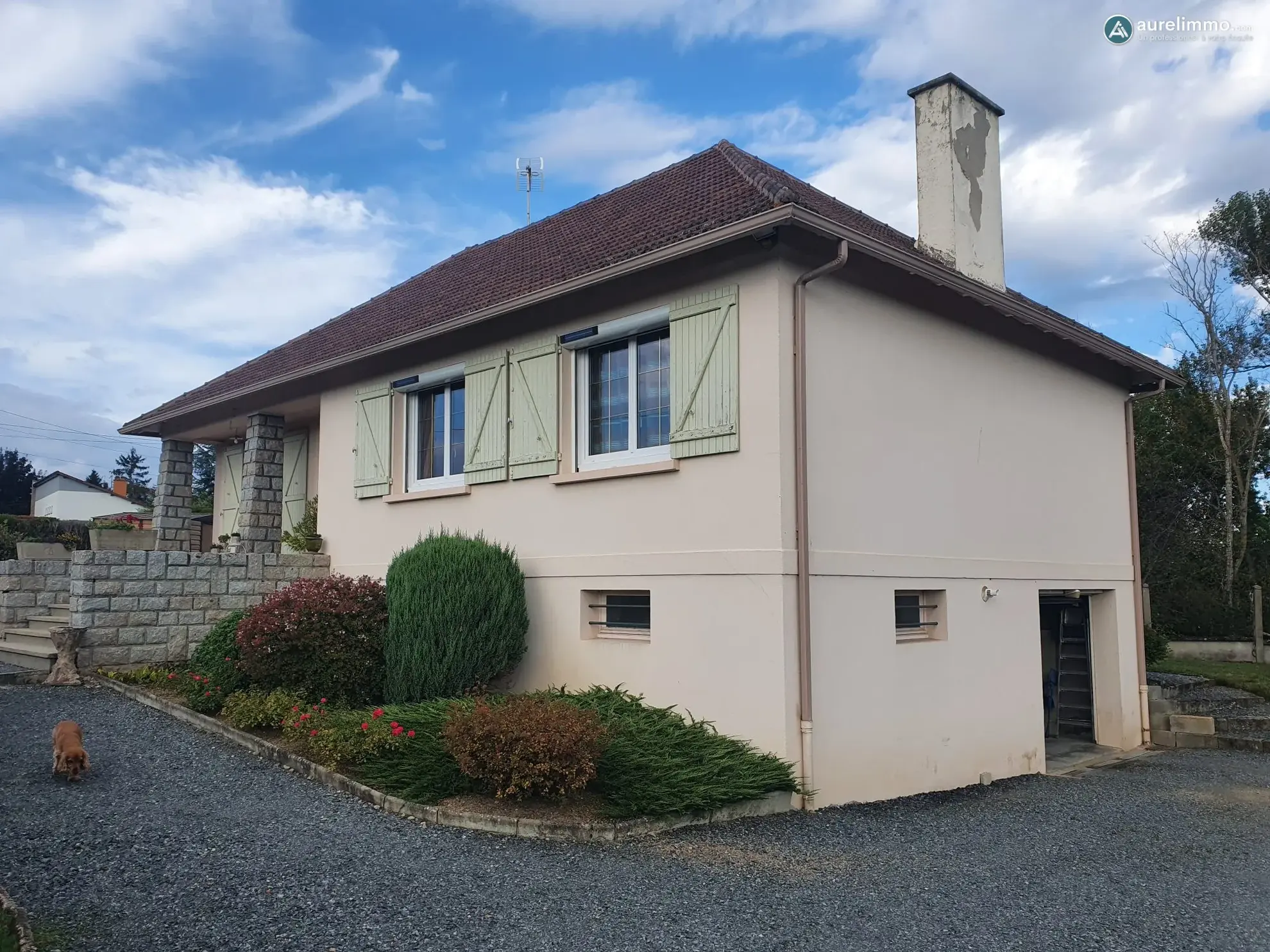 façade avant Maison de plain-pied à Néris-les-Bains avec jardin et terrasse 
