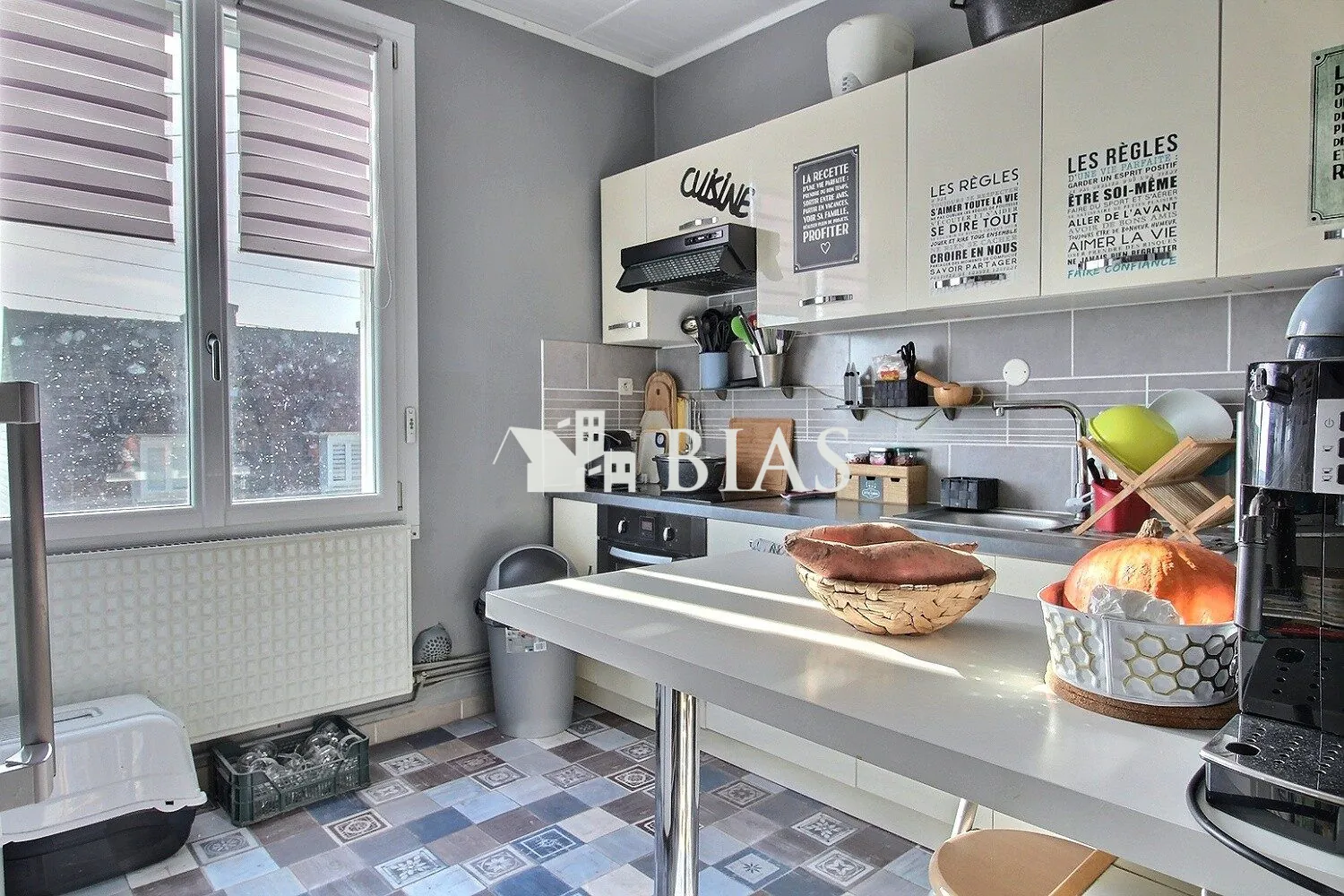 Maison de plain-pied à vendre à Le Trait, 2 chambres, garage potentiel, terrain 534 m² 