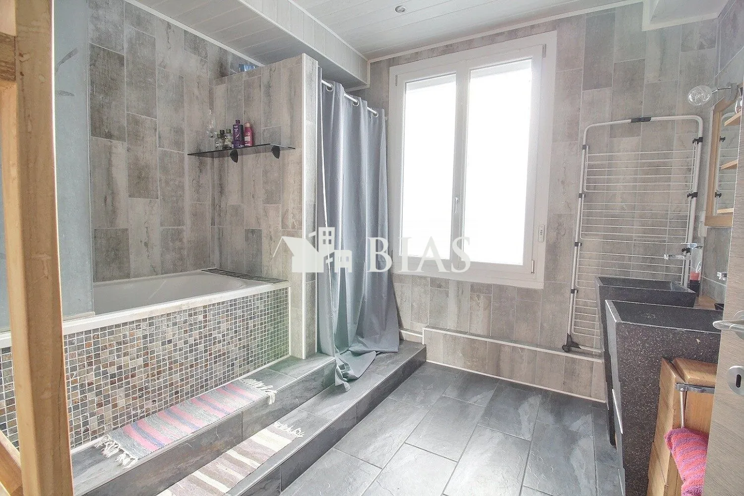 Maison de plain-pied à vendre à Le Trait, 2 chambres, garage potentiel, terrain 534 m² 