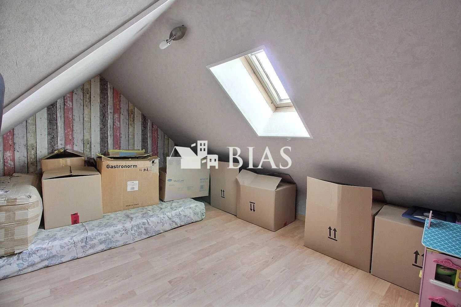 Maison de plain-pied à vendre à Le Trait, 2 chambres, garage potentiel, terrain 534 m² 