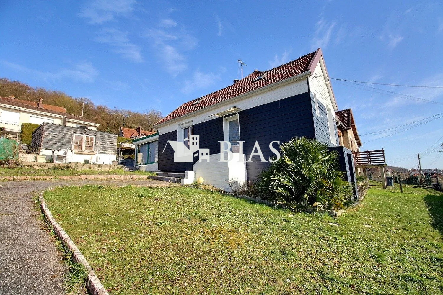 Maison de plain-pied à vendre à Le Trait, 2 chambres, garage potentiel, terrain 534 m² 
