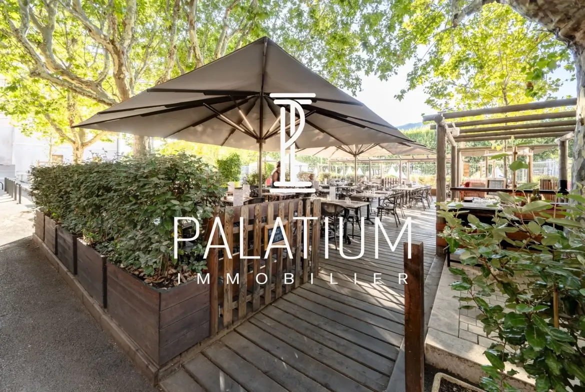 Restaurant à vendre à Digne-les-Bains avec grande terrasse et croissance du chiffre d'affaires 
