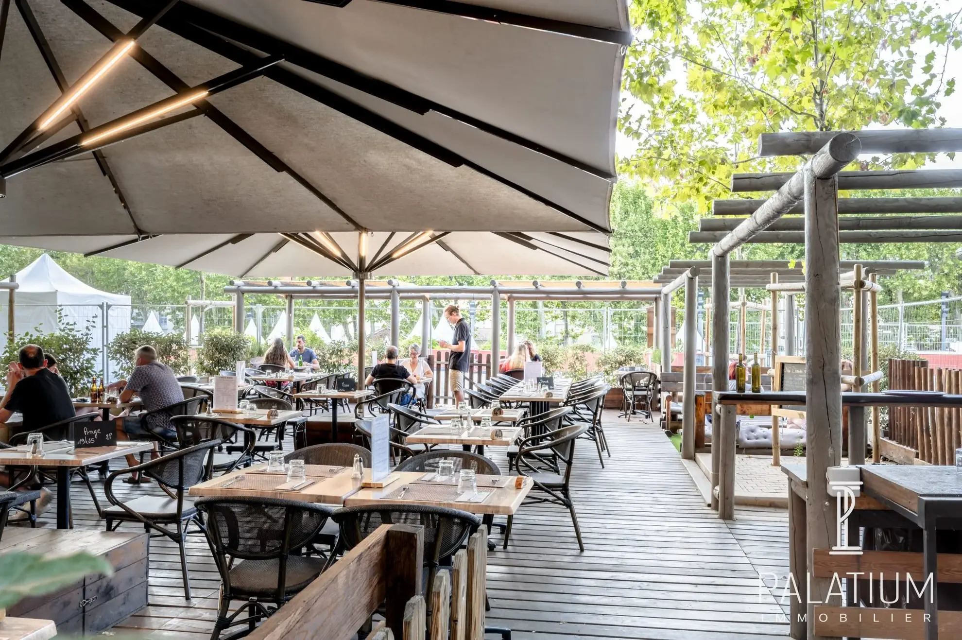 Restaurant à vendre à Digne-les-Bains avec grande terrasse et croissance du chiffre d'affaires 