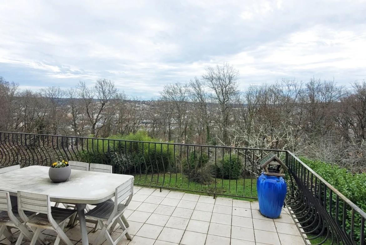 Maison à restaurer avec vue sur la ville à Coulounieix-Chamiers 