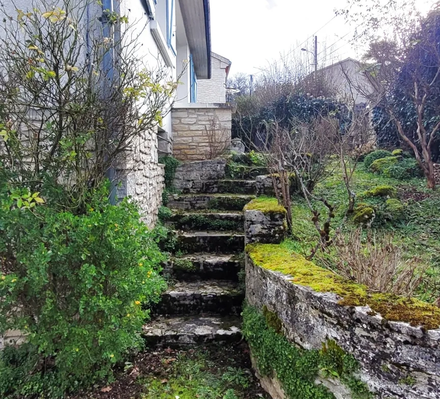 Maison à restaurer avec vue sur la ville à Coulounieix-Chamiers 