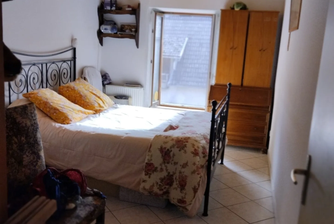Appartement T3 de 72 m² à Chichilianne, vue sur la place du village 