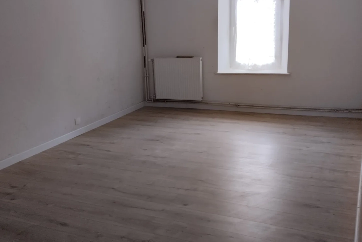 Appartement T3 de 72 m² à Chichilianne, vue sur la place du village 